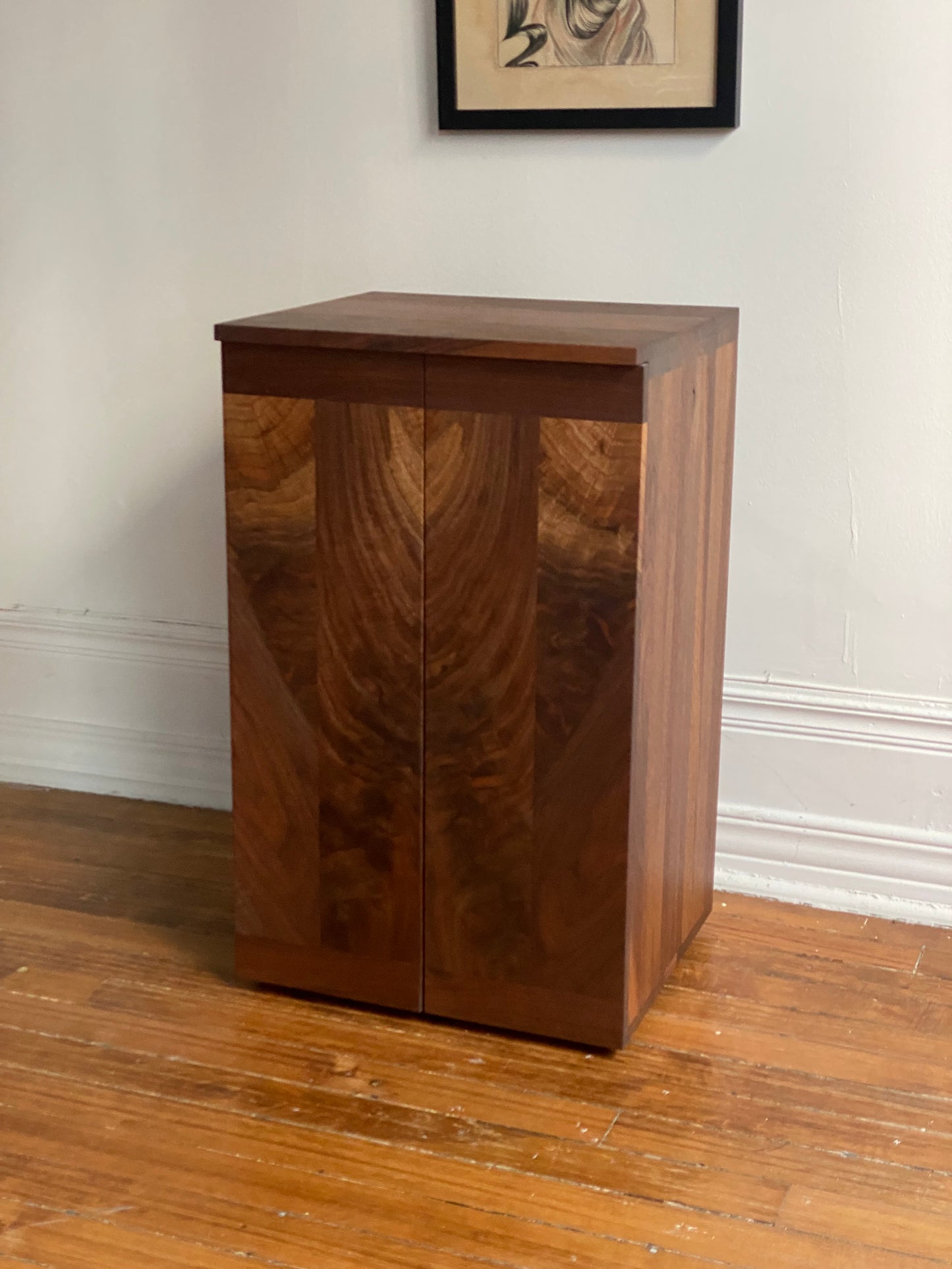 Beluga Cabinet