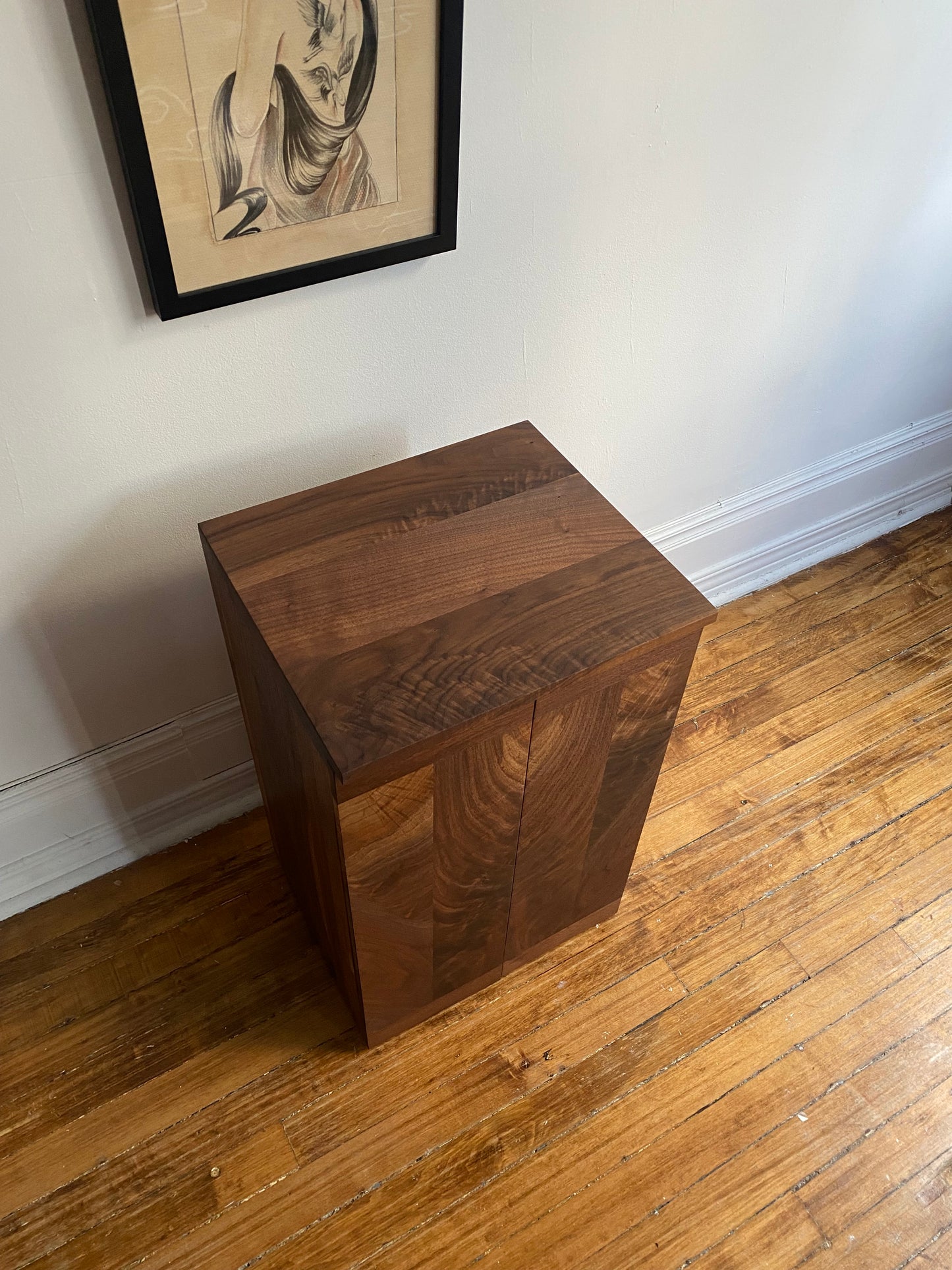 Beluga Cabinet