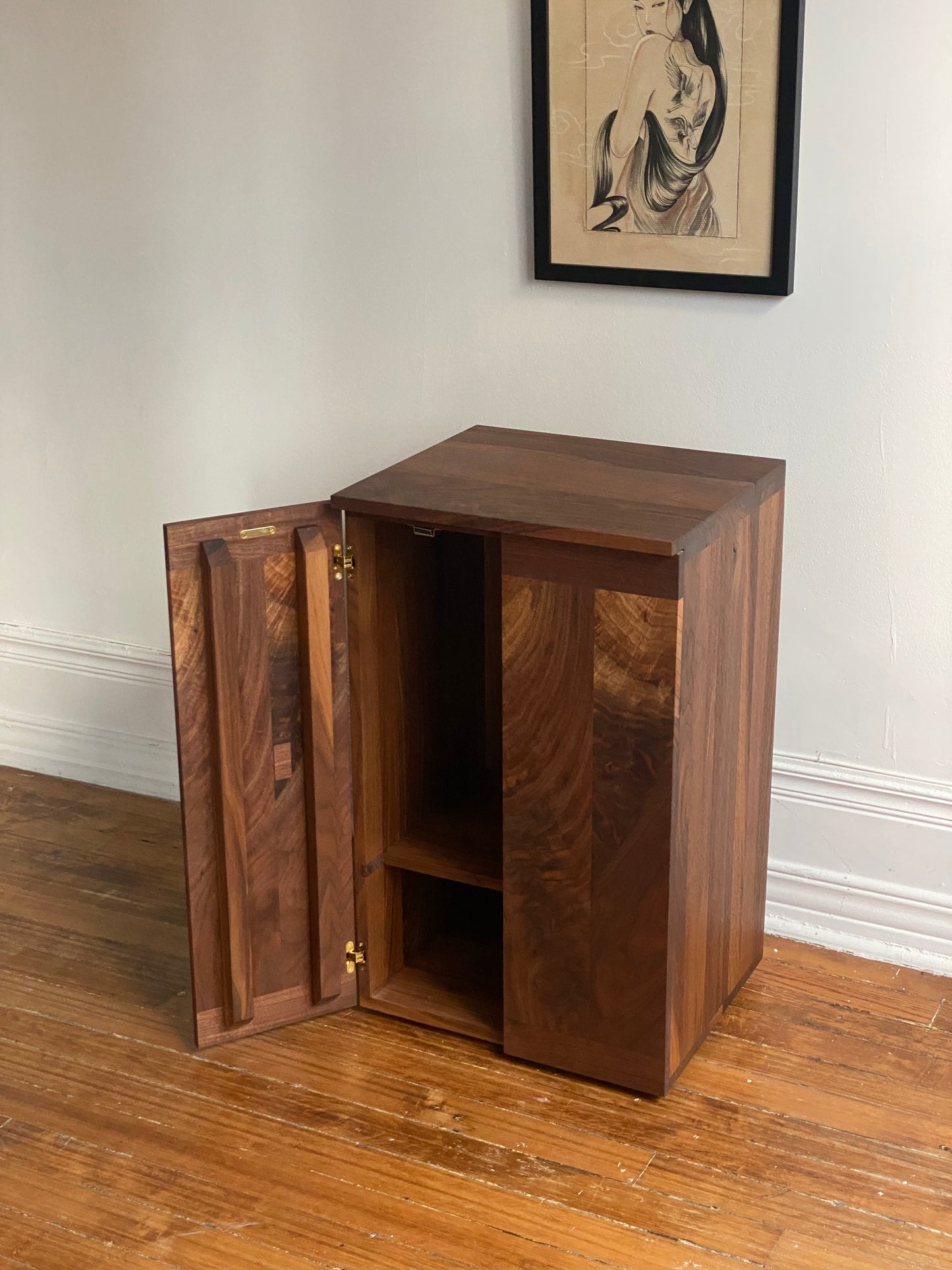Beluga Cabinet